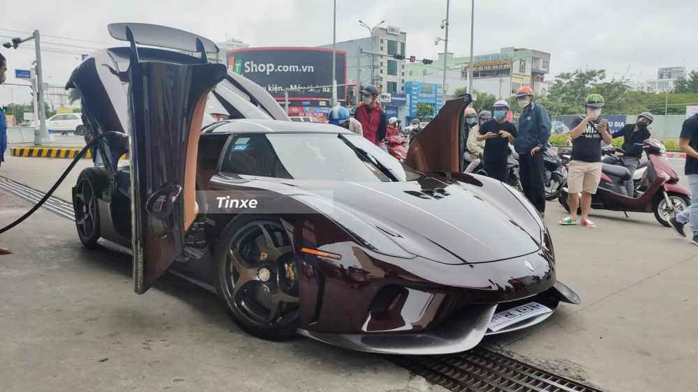 Trong lần đổ xăng xe Koenigsegg Regera tại Đà Nẵng vào tuần trước, Hoàng Kim Khánh tốn số tiền trên 1,6 triệu đồng Trong lần đổ xăng xe Koenigsegg Regera tại Đà Nẵng vào tuần trước, Hoàng Kim Khánh tốn số tiền trên 1,6 triệu đồng