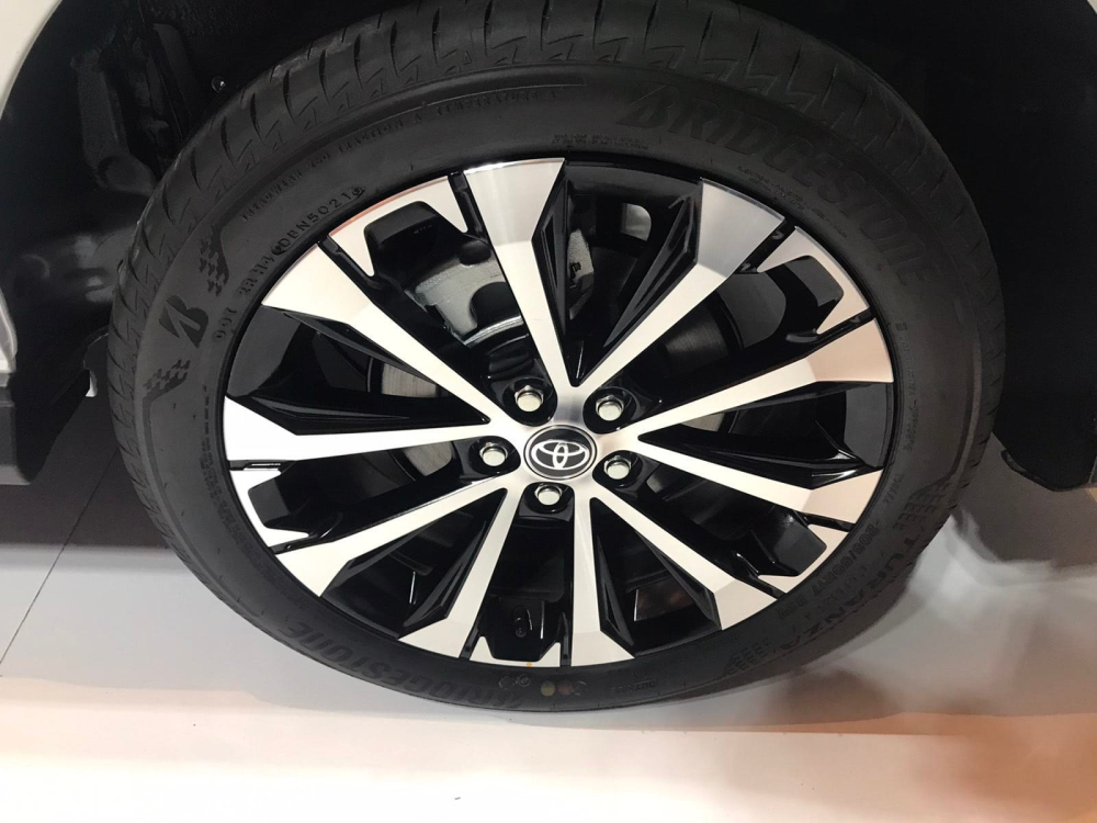 Toyota Veloz Cross 2022 d&ugrave;ng v&agrave;nh hợp kim 17 inch ở bản cao cấp