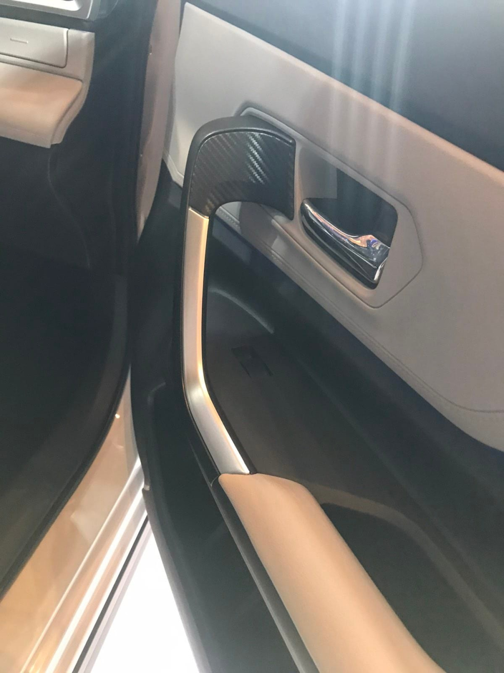 B&ecirc;n trong Toyota Veloz Cross 2022 c&ograve;n c&oacute; một số chi tiết ốp giả carbon để tăng vẻ thể thao