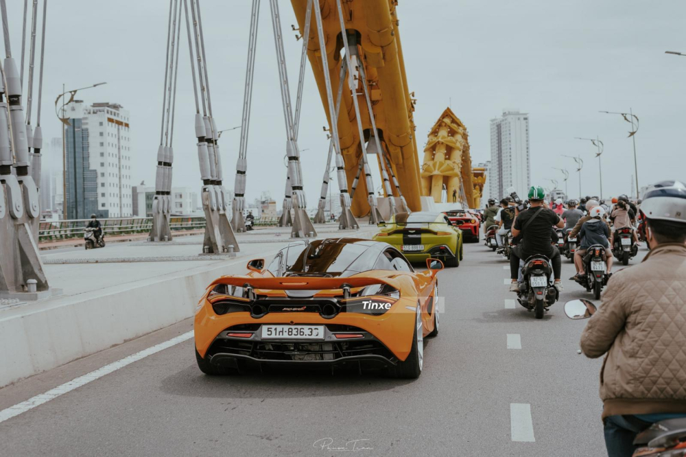 V&agrave; cầu Thuận Phước để đo&agrave;n xe của m&igrave;nh diễu h&agrave;nh