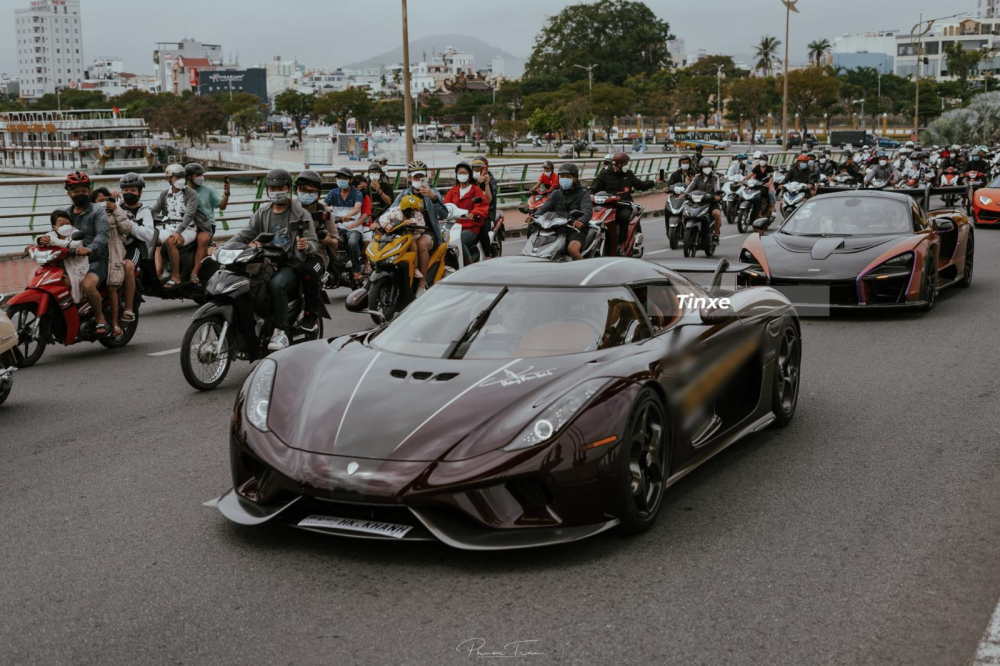 Rất l&acirc;u rồi Đ&agrave; Nẵng mới kẹt cứng v&igrave; si&ecirc;u xe, h&agrave;ng ngh&igrave;n người d&acirc;n chạy xe m&aacute;y ngắm Koenigsegg Regera