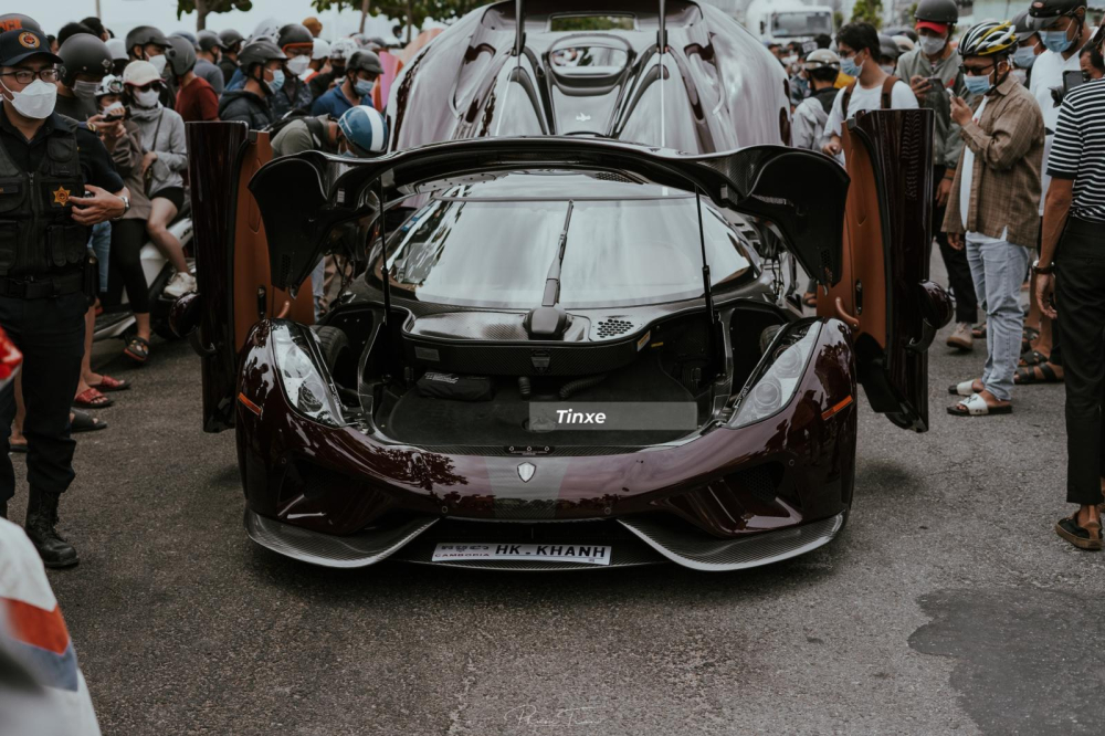 Koenigsegg Regera của Ho&agrave;ng Kim Kh&aacute;nh được k&iacute;ch hoạt t&iacute;nh năng AutoSkin