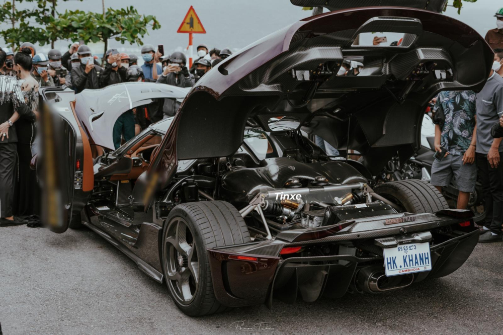 Chỉ cần bấm n&uacute;t tr&ecirc;n ch&igrave;a kh&oacute;a, si&ecirc;u phẩm Koenigsegg Regera sẽ tự mở 2 cửa, dở nắp cap&ocirc; trước v&agrave; khoang m&aacute;y ph&iacute;a sau