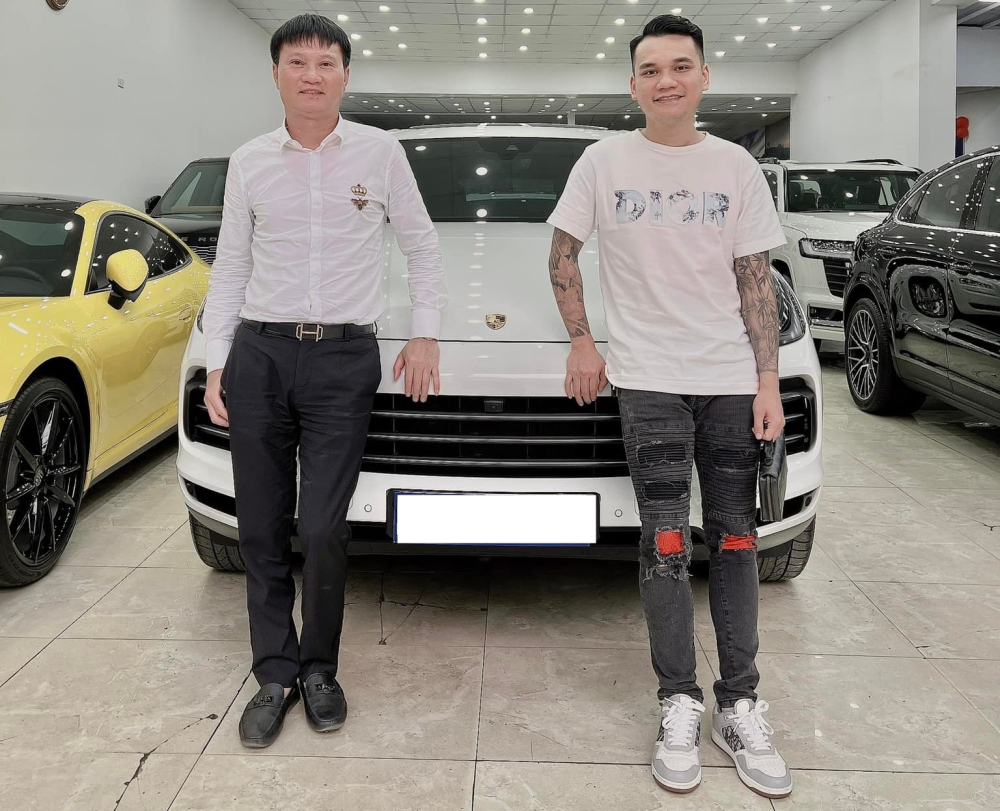 Sau b&agrave;i hit l&agrave;m mưa l&agrave;m gi&oacute; tr&ecirc;n Tik Tok, Khắc Việt tậu Porsche Cayenne gi&aacute; hơn 4,8 tỷ đồng
