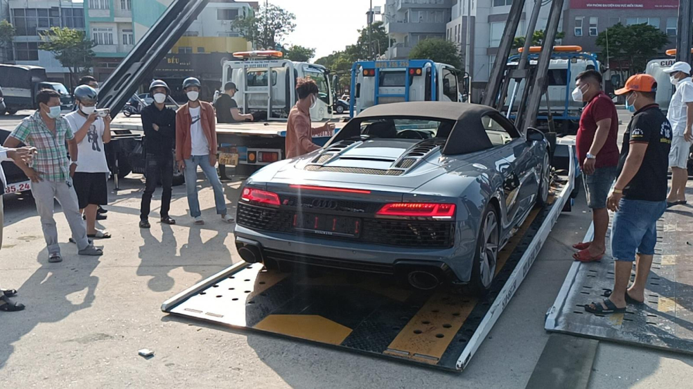 Audi R8 V10 Spyder 2021 được vận chuyển ra Đà Nẵng bằng xe cứu hộ
