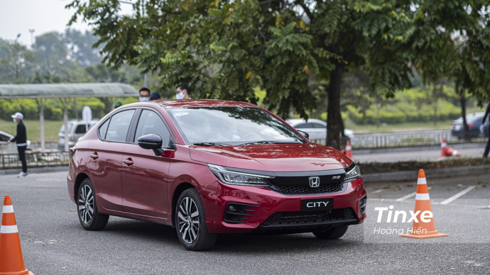 Sau khi giảm, gi&aacute; b&aacute;n của Honda City RS tại đại l&yacute; được hạ xuống chỉ c&ograve;n 569 triệu đồng, rẻ hơn bản G của Toyota Vios (581 triệu đồng) nhưng vẫn cao hơn Hyundai Accent (542,1 triệu đồng).