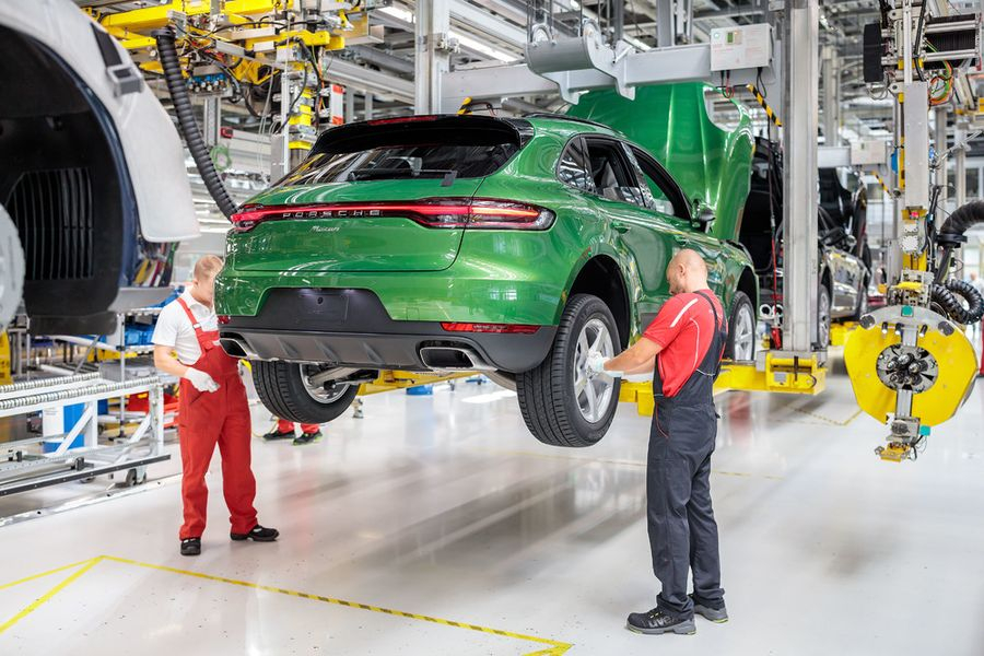 Porsche phải tạm thời đ&oacute;ng cửa nh&agrave; m&aacute;y sản xuất Panamera v&agrave; Macan v&igrave; khủng hoảng tại Ukraine