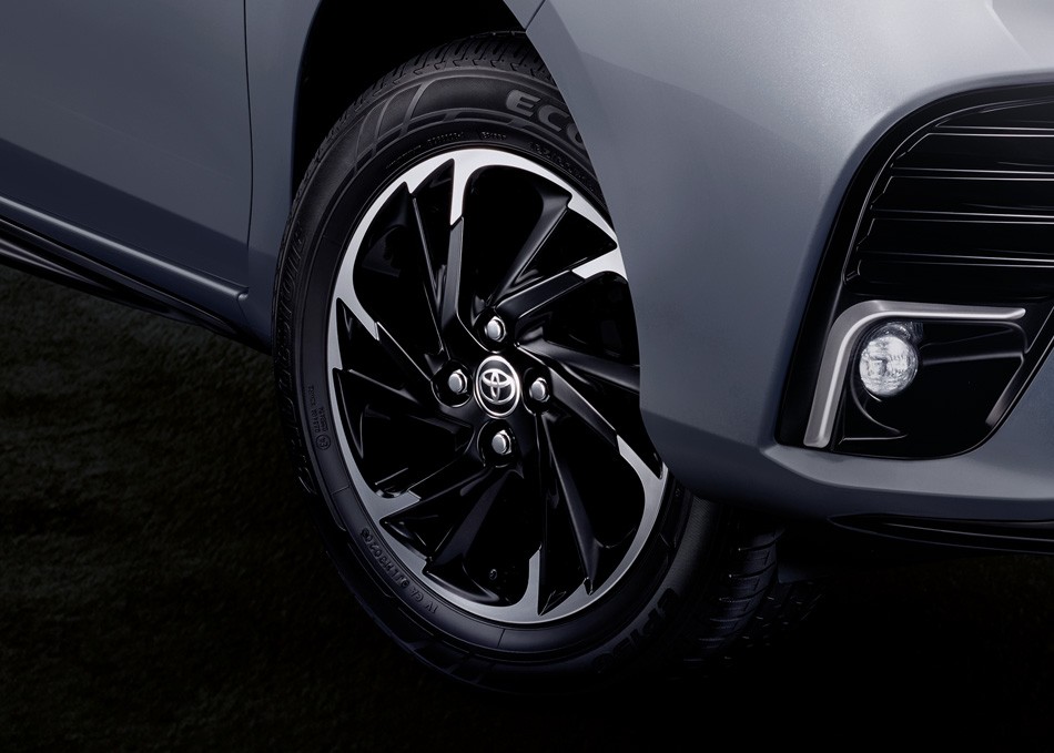 V&agrave;nh hợp kim 15 inch phối 2 m&agrave;u của Toyota Vios 2022 