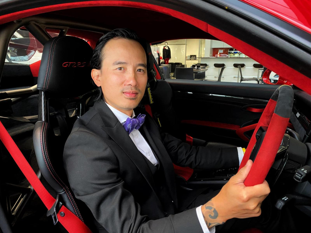 Ông Tạ Quang Huy trong khoang lái xe Porsche 911 GT2 RS Ông Tạ Quang Huy trong khoang lái xe Porsche 911 GT2 RS