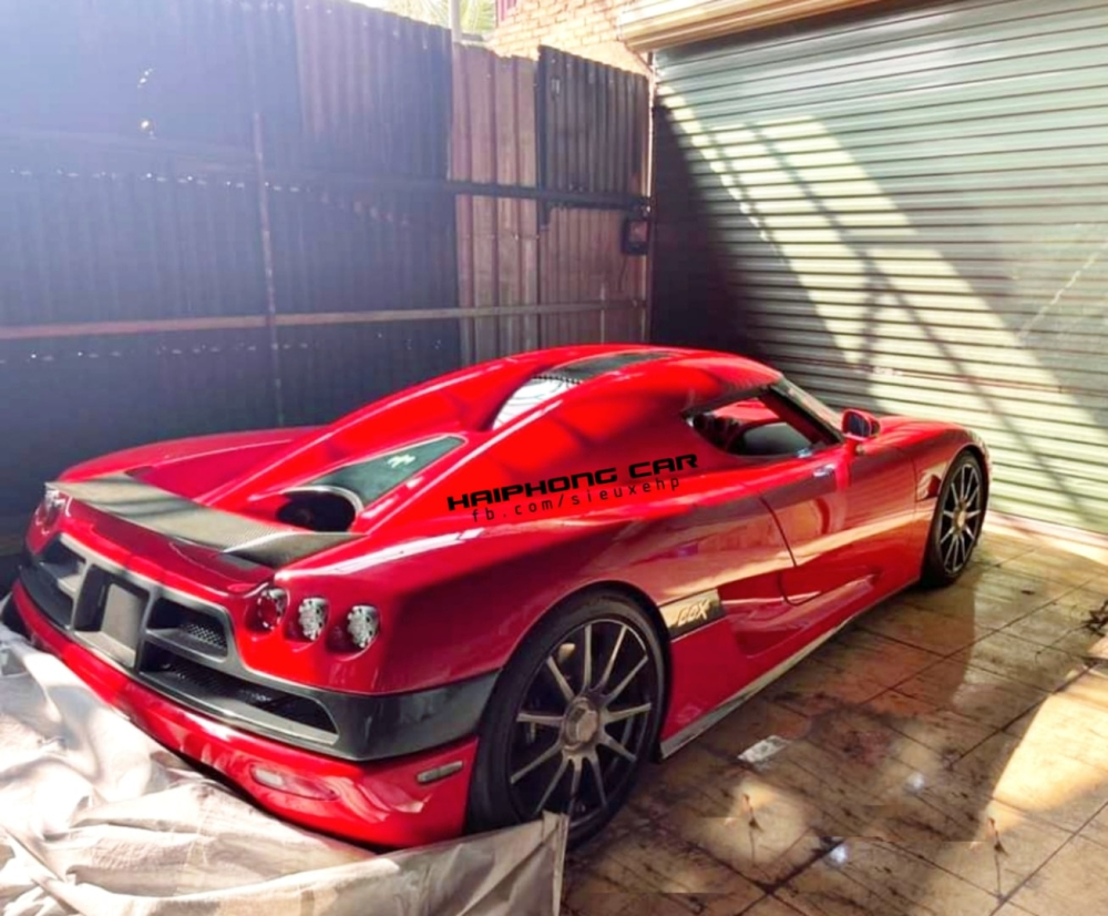 Gagare xe n&agrave;y được bao bọc bằng những tấm t&ocirc;n do si&ecirc;u biệt thự của đại gia n&agrave;y đang trong qu&aacute; tr&igrave;nh thi c&ocirc;ng, được biết, sau khi ảnh xe CCX bị lộ, chủ nh&acirc;n đ&atilde; mang xe v&agrave;o nh&agrave; cất