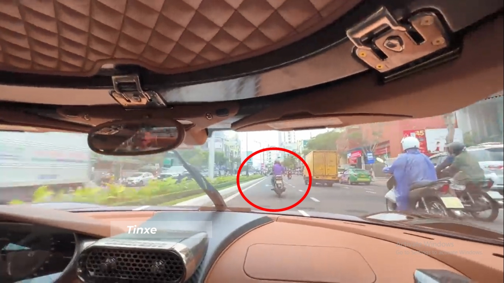 Trong lúc Hoàng Kim Khánh đang cho xe Koenigsegg Regera tăng tốc trên đường thì một phụ nữ sang đường khá nhanh