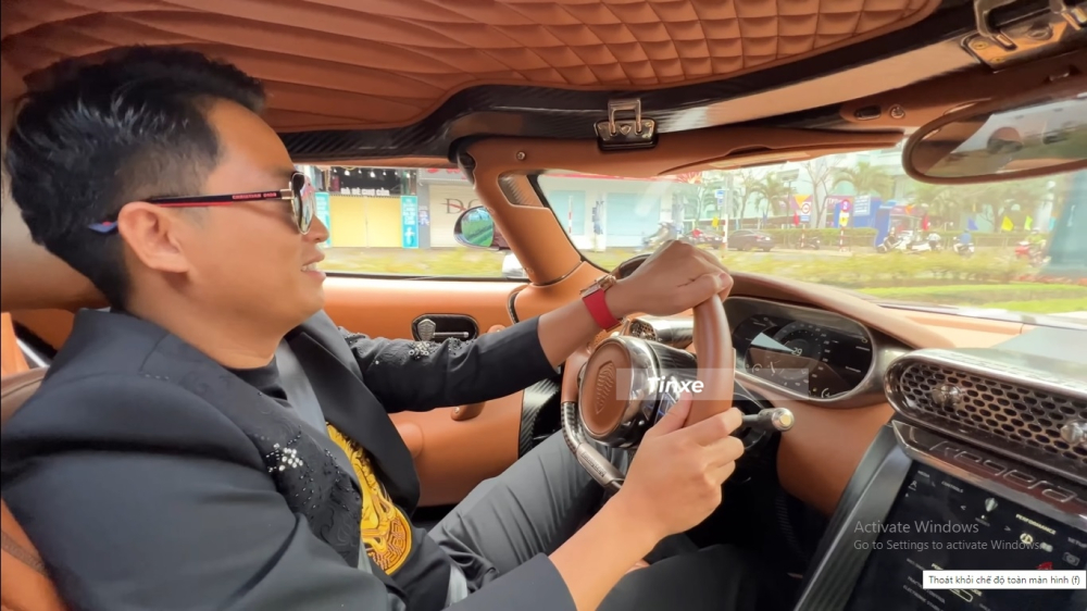 Hoàng Kim Khánh tỏ ra rất phấn khích với xe Koenigsegg Regera, dù đường Đà Nẵng đông xe máy nhưng 1 số đoạn có khoản trống, đại gia này không ngại ngùng cho Koenigsegg Regera tăng tốc rất ác chiến