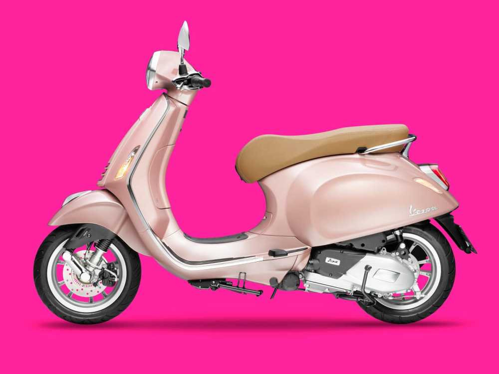 Vespa Primavera Pink Rosa sở hữu màu sơn đặc biệt nhưng có giá bán không đổii.
