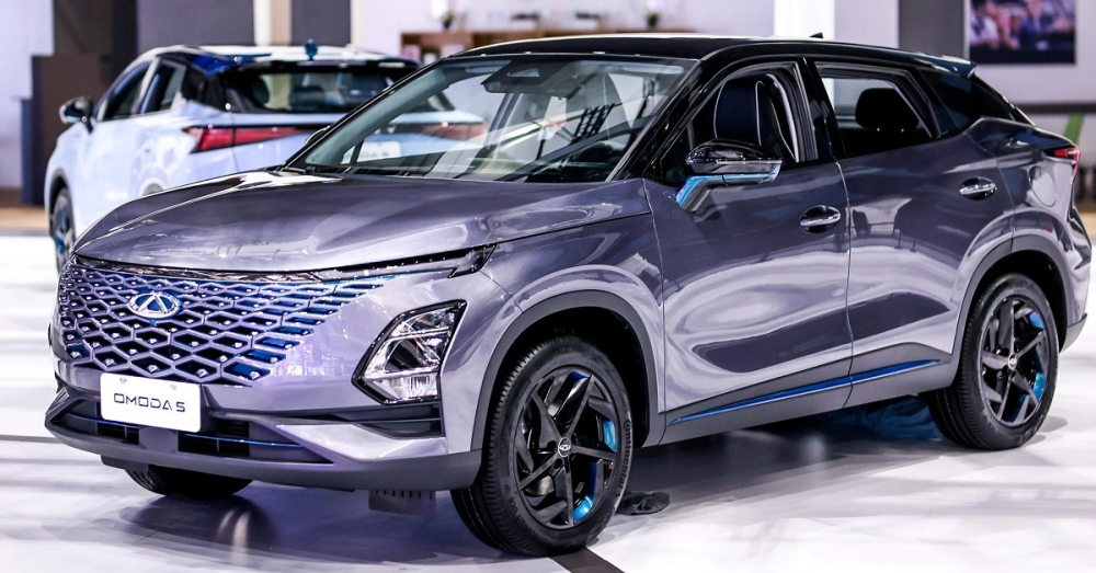 Thiết kế lưới tản nhiệt bắt mắt nhưng cụm đ&egrave;n lại c&oacute; phần giống với Hyundai Santa Fe đời cũ.