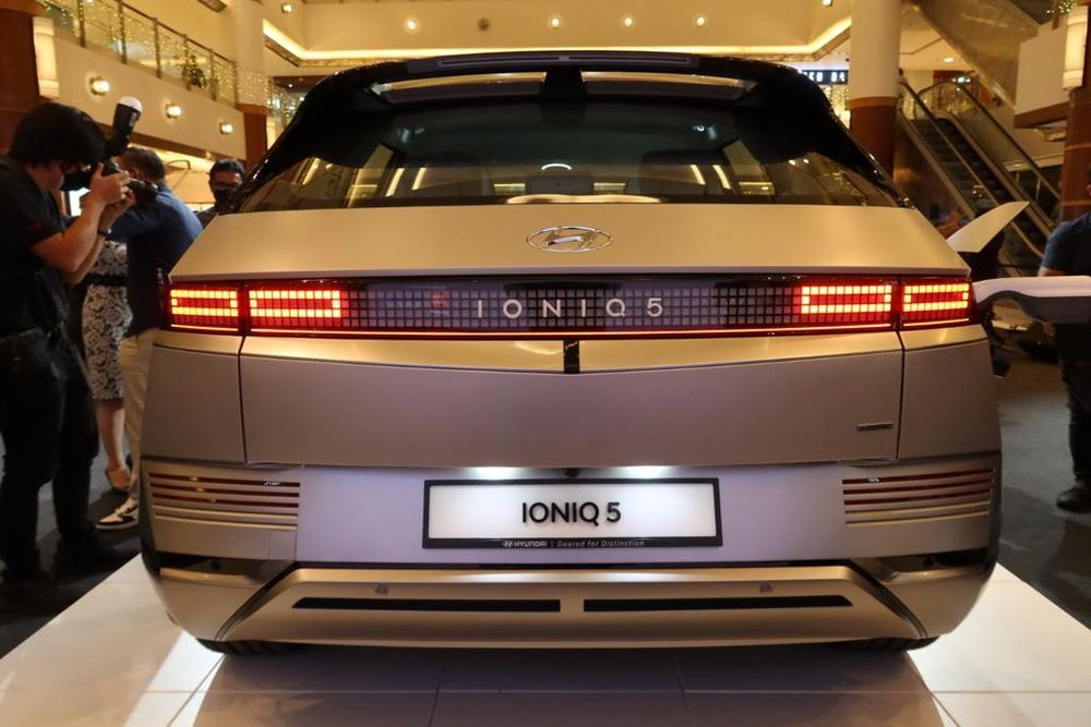 Hyundai Ioniq 5 2022 c&oacute; đ&egrave;n hậu với thiết kế dạng điểm ảnh