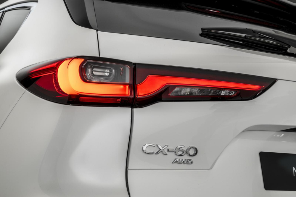 Cụm đ&egrave;n hậu với tạo h&igrave;nh chữ L b&ecirc;n trong của Mazda CX-60 2022 