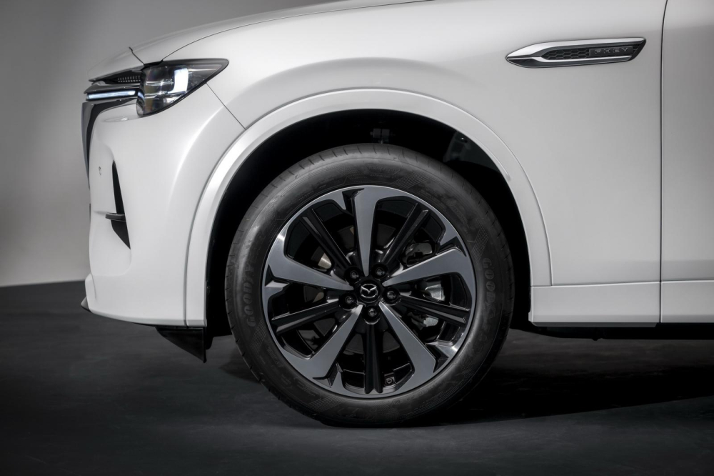 V&agrave;nh 20 inch với thiết kế 5 chấu v&agrave; phối 2 m&agrave;u của Mazda CX-60 2022 