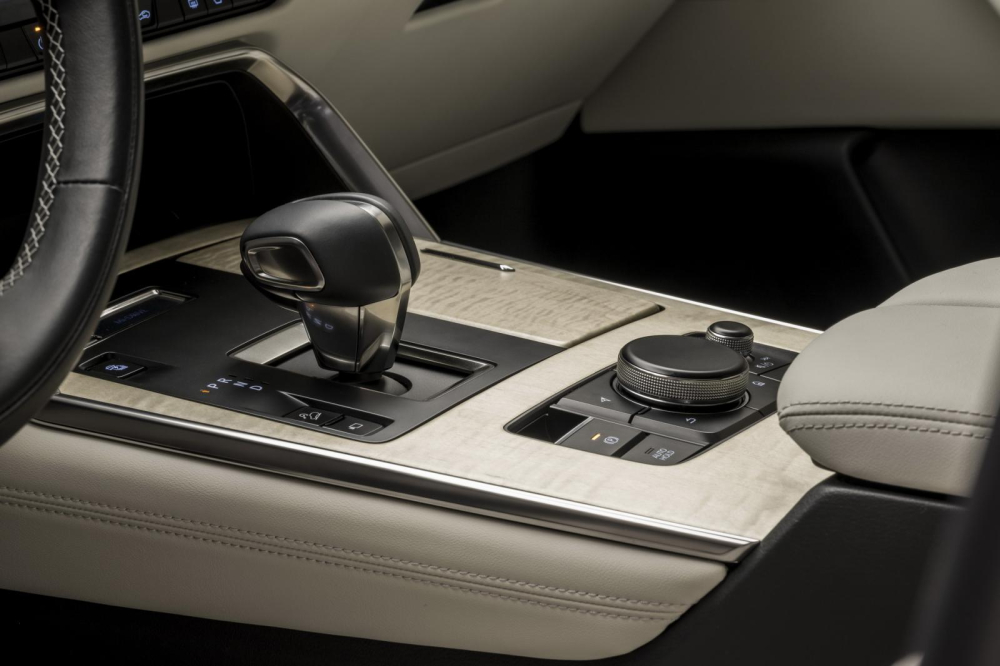 Cụm điều khiển trung t&acirc;m tạo th&agrave;nh v&aacute;ch ngăn giữa 2 ghế trước của Mazda CX-60 2022 