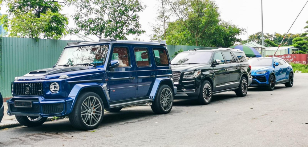 Brabus 800 Widestar v&agrave; Lamborghini Urus đỗ trước nh&agrave; ri&ecirc;ng của doanh nh&acirc;n Hải Ph&ograve;ng, l&uacute;c n&agrave;y mẫu xe độ từ Mercedes-AMG G63 chưa c&oacute; biển