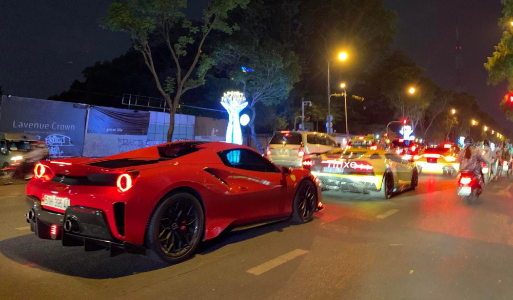 D&agrave;n si&ecirc;u xe của Ho&agrave;ng Kim Kh&aacute;nh di chuyển tr&ecirc;n đường, trong ảnh l&agrave; Aston Martin V8 Vantage chạy trước, ph&iacute;a sau l&agrave; Lamborghini Aventador S LP740-4 v&agrave; Ferrari 488 Pista Spider