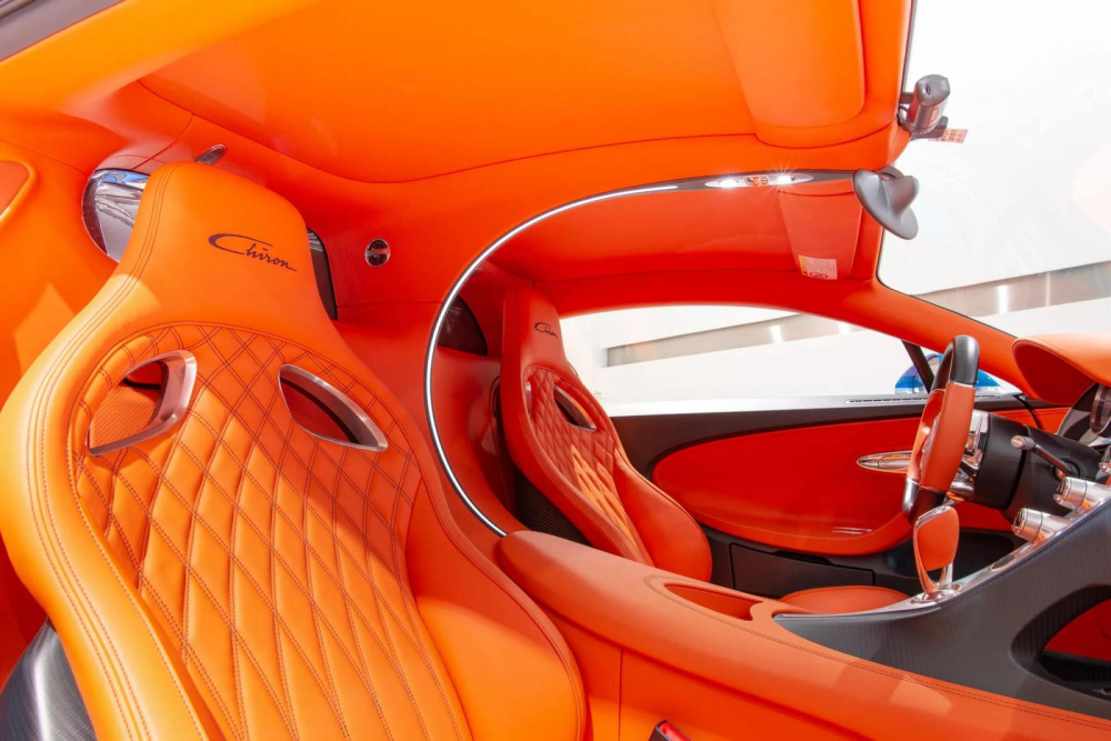 T&ocirc;ng m&agrave;u cam bao phủ lấy khoang l&aacute;i si&ecirc;u phẩm Bugatti Chiron