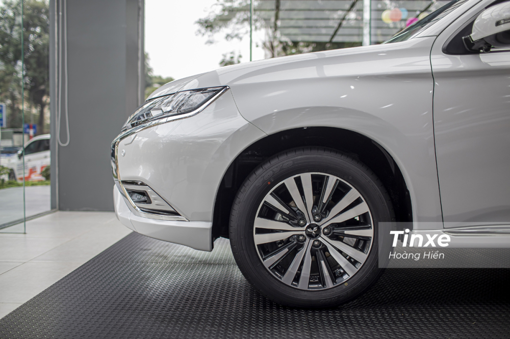 Một điểm mới trên Mitsubishi Outlander 2022 sẽ phải kể đến bộ vành hợp kim 18 inch thiết kế mới theo phong cách lịch sự, trang nhã hơn.