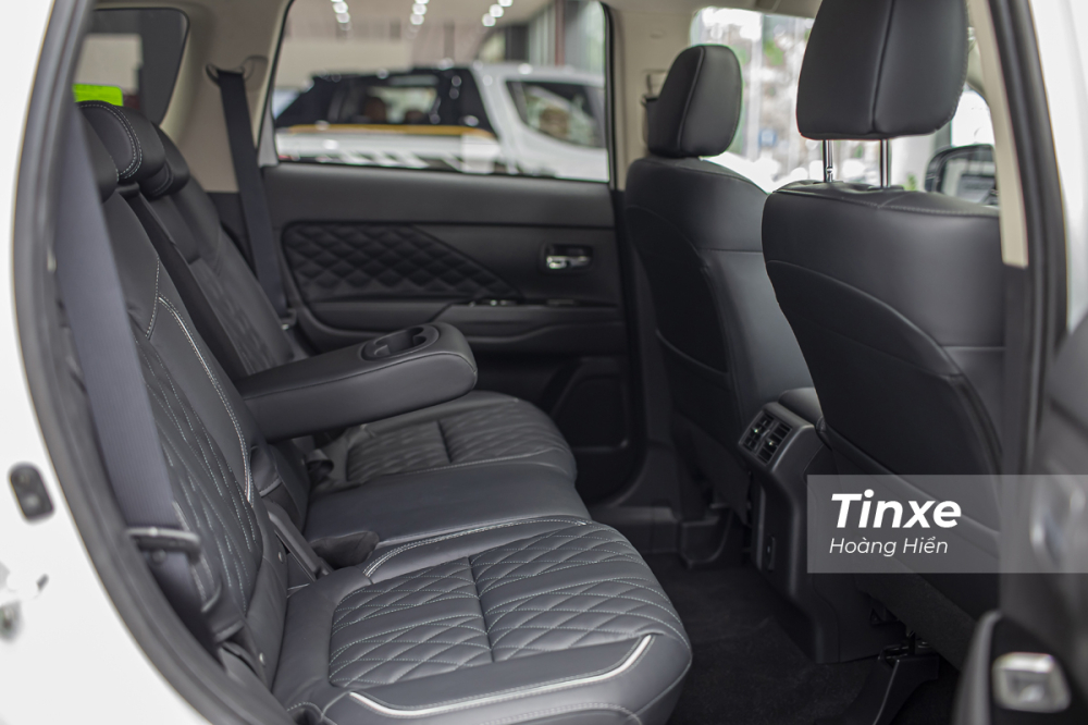 Hàng ghế thứ hai của Mitsubishi Outlander 2022 vẫn rất rộng rãi