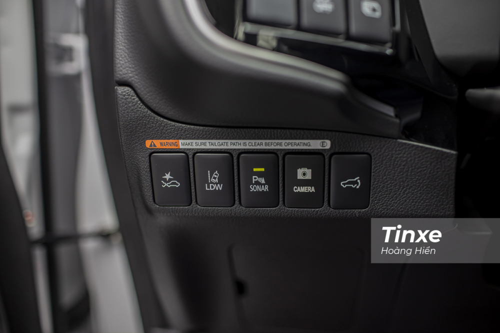 Về trang bị an toàn, Mitsubishi Outlander 2022 có hệ thống cảnh báo và hỗ trợ giữ làn đường, phanh chủ động giảm thiểu va chạm, ....