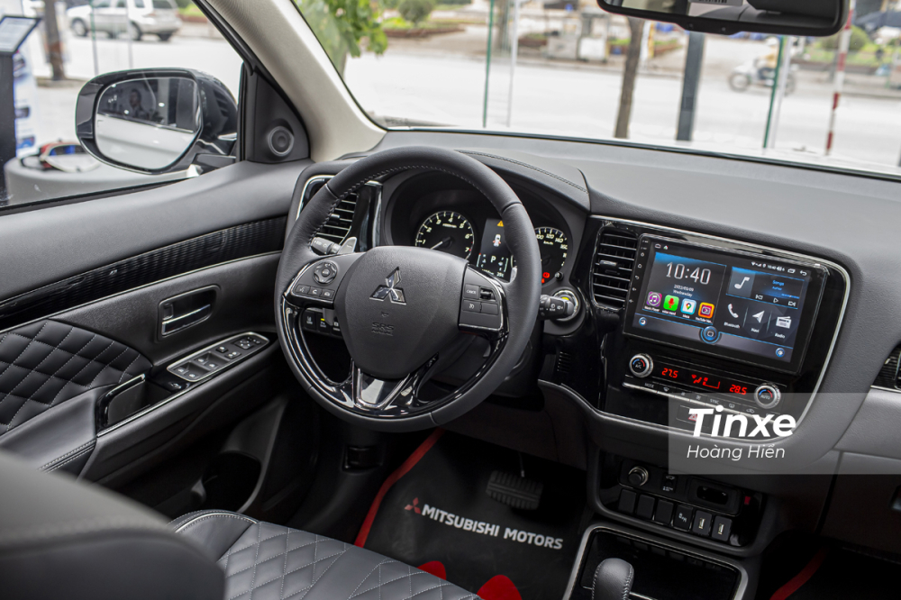 Khoang lái của Mitsubishi Outlander 2022 mặc dù khá đầy đủ tiện nghi nhưng về mặt thiết kế vẫn rất thực dụng.