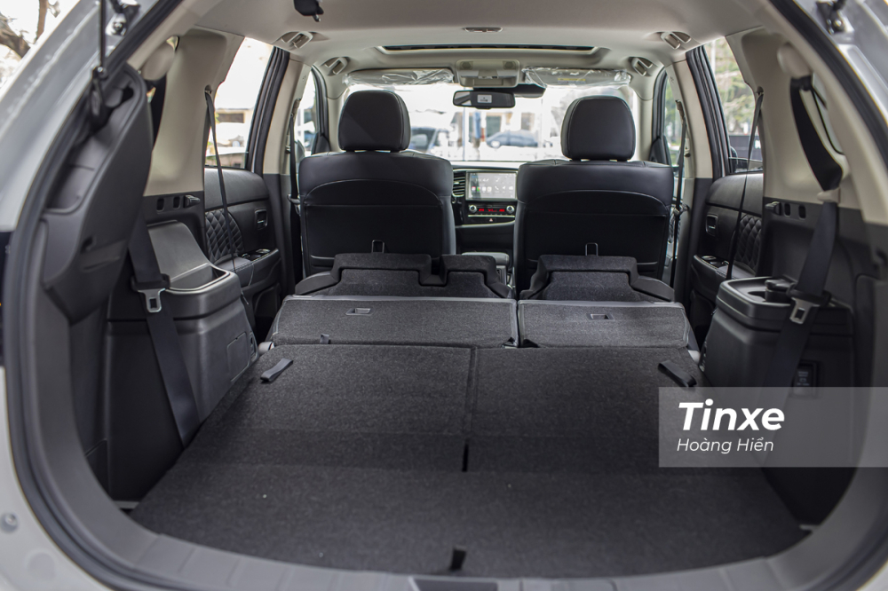 Thế nhưng khi gập ghế xuống thì phần sàn xe Mitsubishi Outlander 2022 lại phẳng, tạo một không gian hành lý rất rộng rãi và thuận tiện.