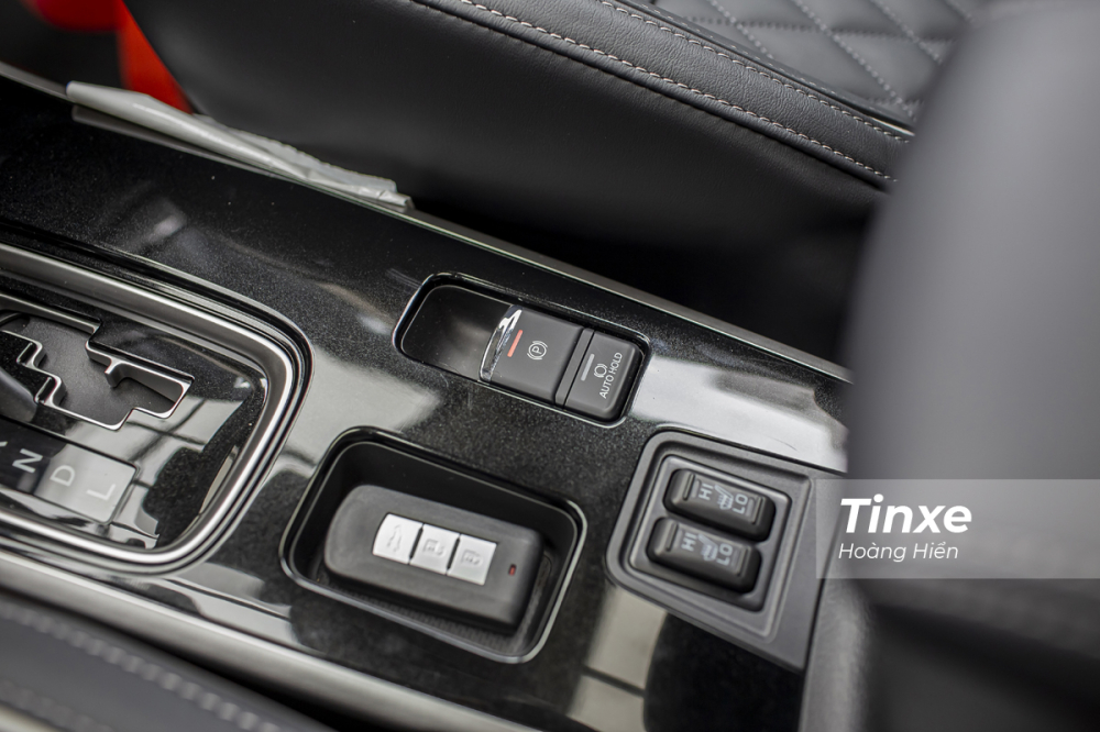 Một số tiện nghi nổi bật của Mitsubishi Outlander 2022 có thể kể đến như sưởi và làm mát ghế, phanh tay điện tử và phanh tay tự động.