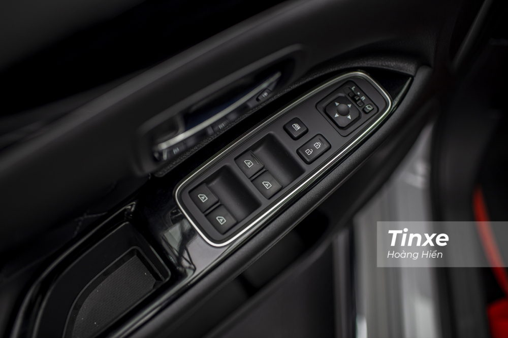 Một điểm cũng cần phải lưu ý trên Mitsubishi Outlander 2022 chính là cửa kính tự động 1 chạm trên cả 4 cánh...