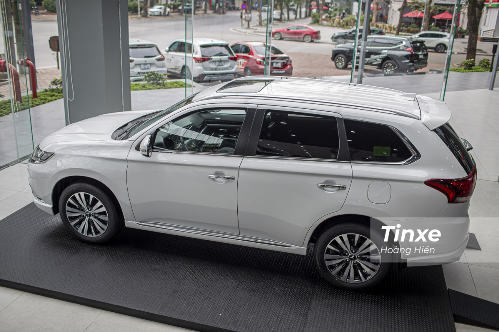 Mitsubishi Outlander 2022 hiện đang có 2 phiên bản bao gồm 2.0 Standard và 2.0 Premium với giá bán lần lượt là 