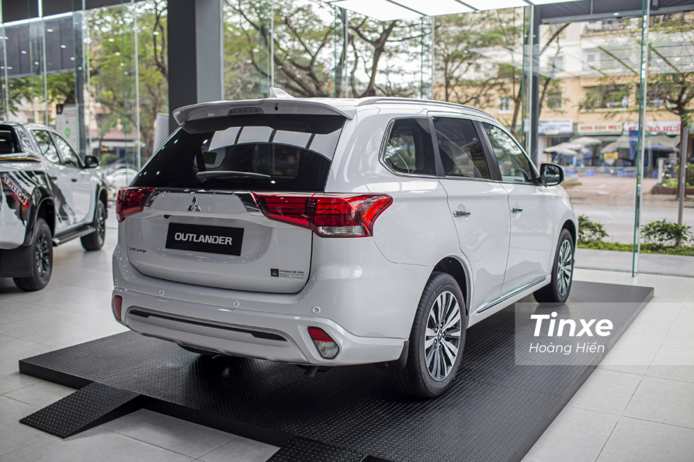 Phía sau của Mitsubishi Outlander 2022 vẫn giữ nguyên đường nét thiết kế