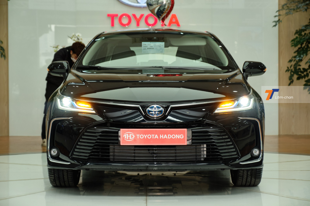 Thiết kế đầu xe Toyota Corolla Altis 2022 gợi nhớ đến đàn anh Toyota Camry. Thiết kế đầu xe Toyota Corolla Altis 2022 gợi nhớ đến đàn anh Toyota Camry.