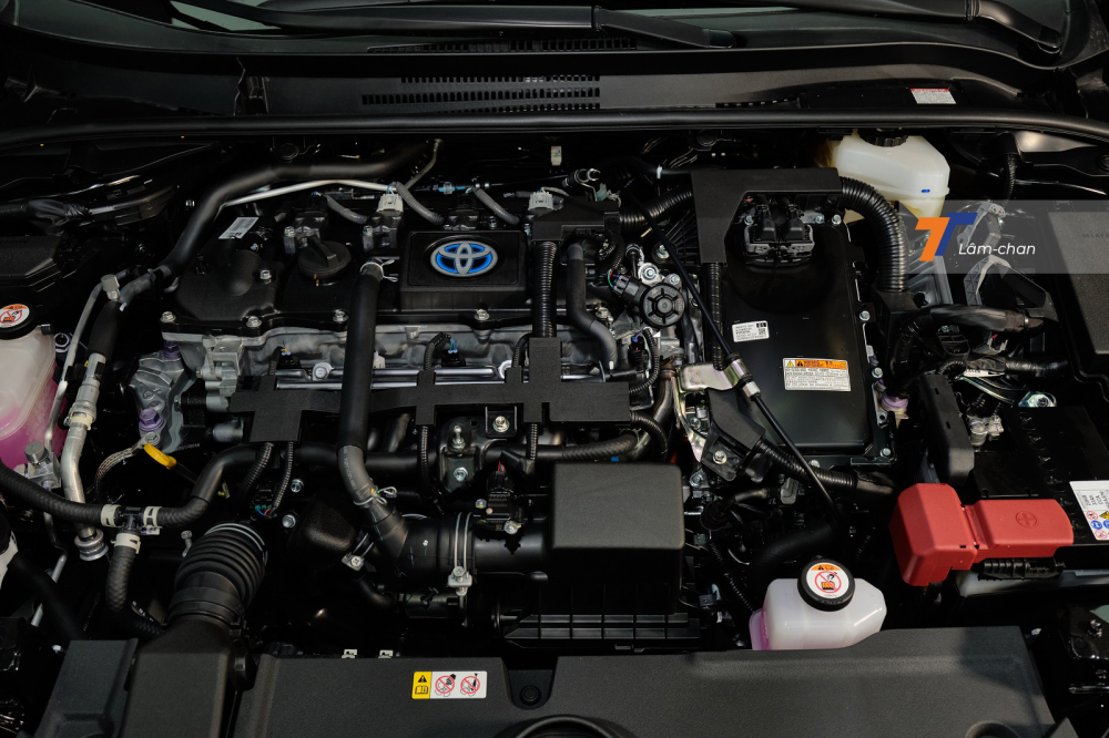 Logo “Toyota” trên ốp động cơ cũng có viền màu xanh. Logo “Toyota” trên ốp động cơ cũng có viền màu xanh.