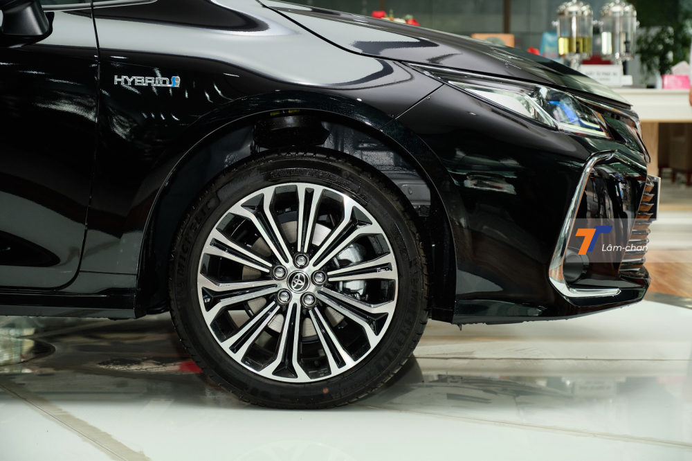 La-zăng của xe có kích thước 17 inch, đi kèm bộ lốp Michelin có kích thước 225/45/R17. La-zăng của xe có kích thước 17 inch, đi kèm bộ lốp Michelin có kích thước 225/45/R17.