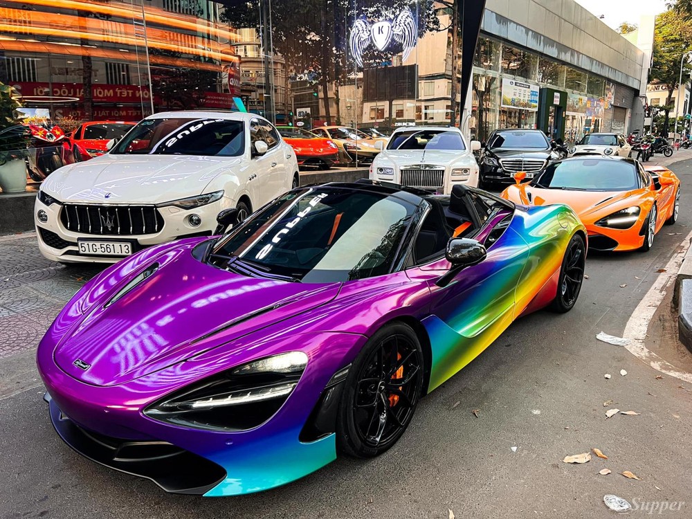 Cận cảnh siêu xe mui trần McLaren 720S Spider lúc được thay áo 7 sắc cầu vồng