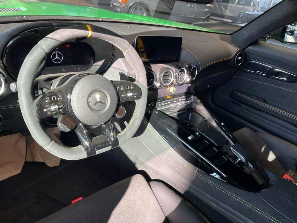 Nội thất của siêu xe Mercedes-AMG GT R