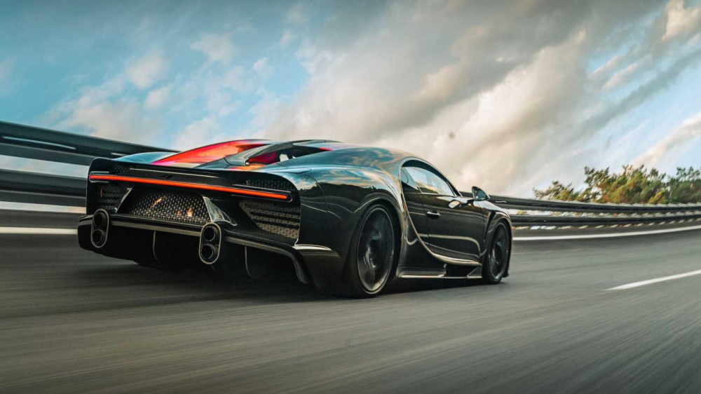 Bugatti Chiron Super Sport 300+ c&oacute; gi&aacute; khởi điểm 3,9 triệu đ&ocirc; la, cao hơn 2 triệu đ&ocirc; la so với gi&aacute; xe xuất xưởng của Koenigsegg Regera m&agrave; Ho&agrave;ng Kim Kh&aacute;nh sở hữu