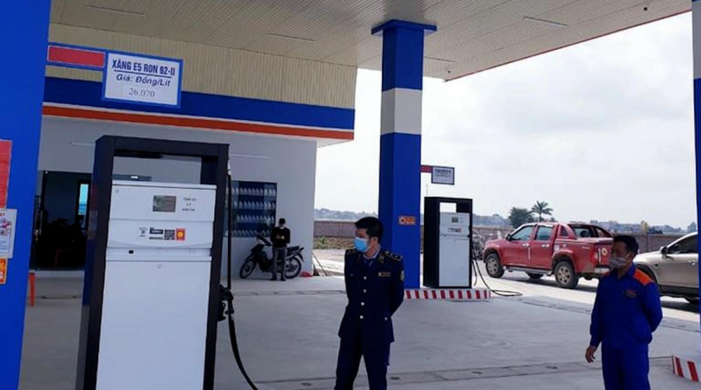 Nghi b&aacute;n xăng pha nước l&atilde;, c&acirc;y xăng ở Hải Dương bị buộc tạm ngừng kinh doanh để điều tra