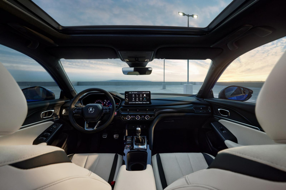 Nội thất của Acura Integra 2022 khá giống Honda Civic Si