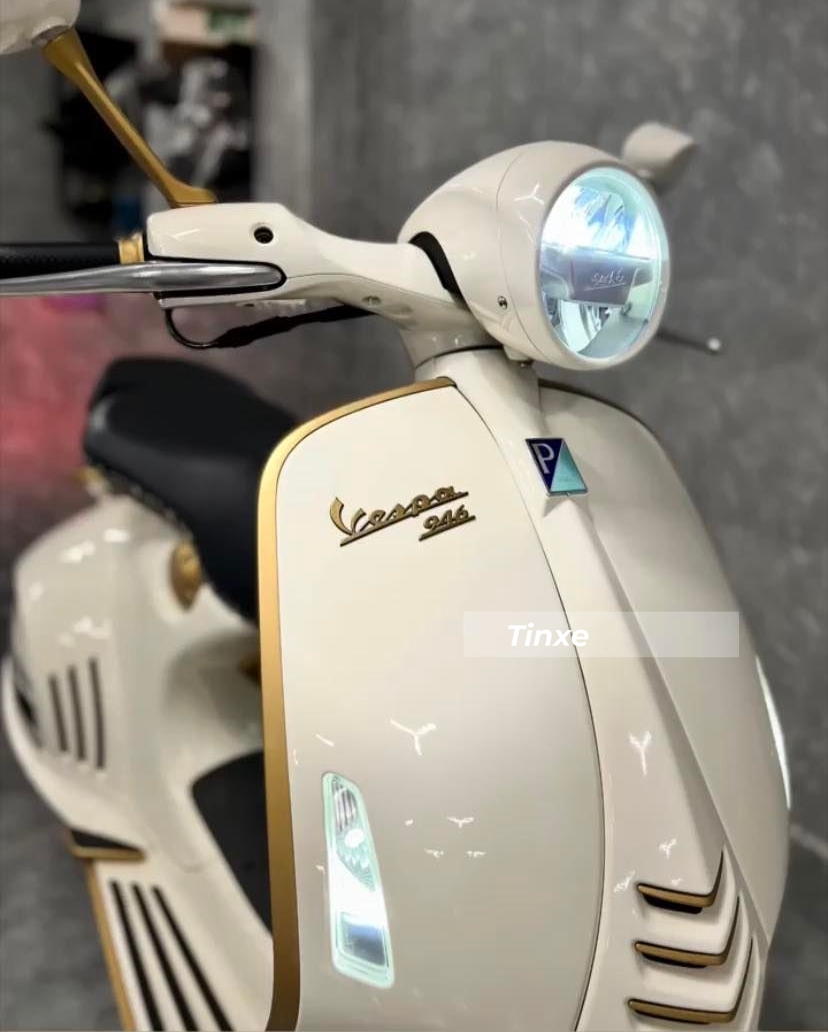 Cận cảnh thiết kế đầu xe Vespa 946 Christian Dior c&oacute; thể thấy xe mang m&agrave;u trắng c&ugrave;ng c&aacute;c chi tiết được sơn m&agrave;u v&agrave;ng đồng