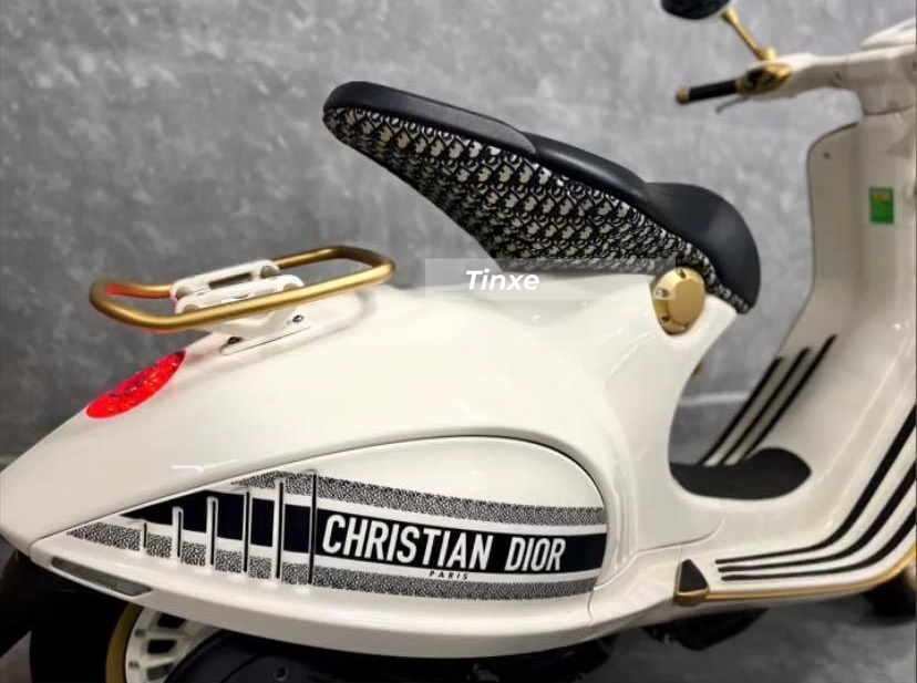 Logo Christian Dior b&ecirc;n h&ocirc;ng phải xe