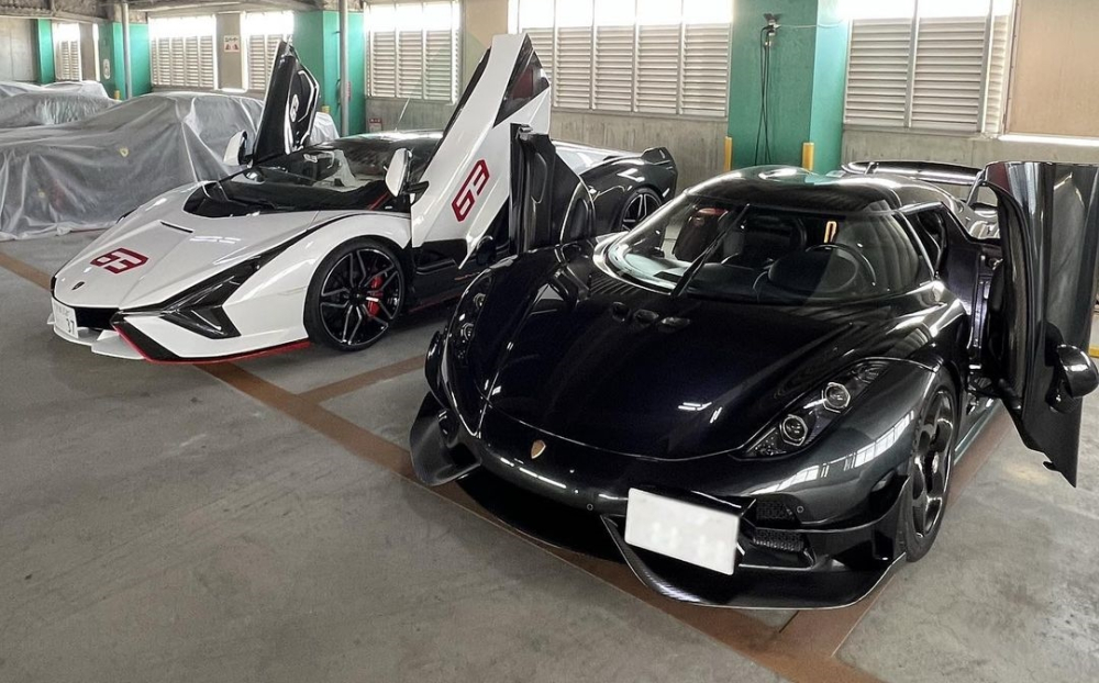 Koenigsegg Regera và bom tấn Lamborghini Sian của đại gia Nhật tung cánh cùng nhau, 2 xe sở hữu kiểu cửa cắt kéo nhưng của Sian là góc thẳng lên trời còn Regera trượt về trước, đặt trưng của nhà Koenigsegg