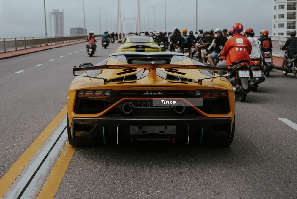 Lamborghini Aventador SVJ Roadster nh&igrave;n từ ph&iacute;a sau