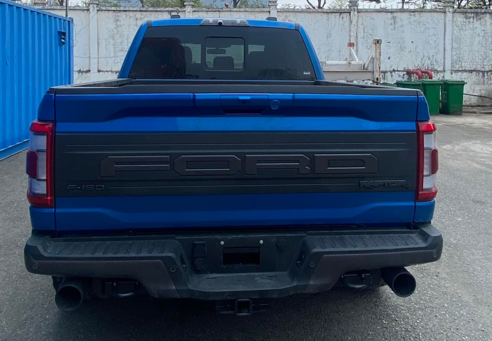 Còn đây là dung nhan của xe Ford F-150 Raptor 2022 nhìn từ phía sau