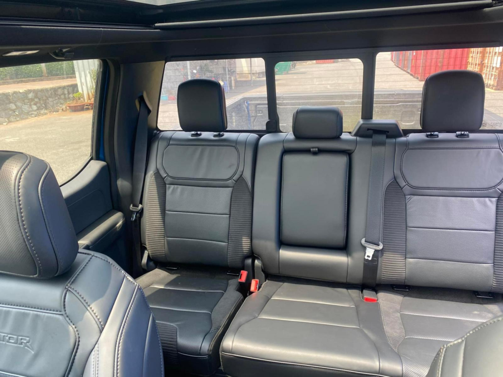 Các ghế ngồi của xe Ford F-150 Raptor 2022 bọc da và vải, ghế lái có nhớ 3 vị trí, sưởi/làm mát. Rạp hát của xe là Bang & Olufsen, 18 loa công suất 1.080 W