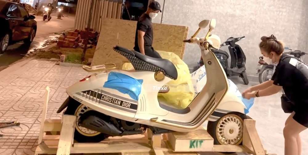 C&ocirc; g&aacute;i 9X Cần Thơ đang b&oacute;c tem cho chiếc xe Vespa 946 Christian Dior 