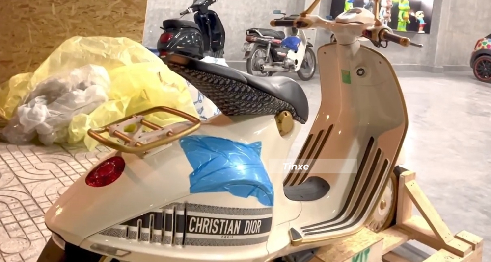 Điểm ấn tượng nhất của xe Vespa 946 phi&ecirc;n bản Christian Dior phải kể đến ốp h&ocirc;ng xe v&agrave; y&ecirc;n xe